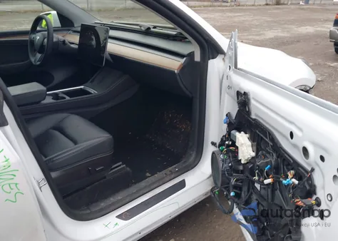 2022 Tesla Model Y Long Range Dual Motor All-Wheel Drive z USA, uszkodzony, nr VIN 7SAYGAEE2NF570912